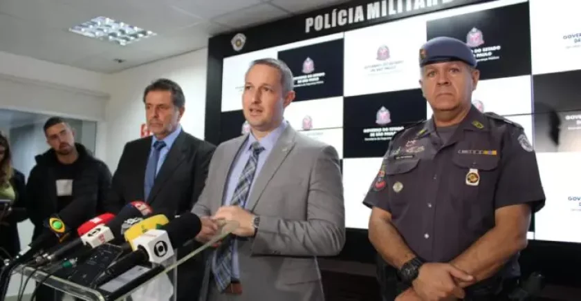 Integrantes do Batalhão de Operações Especiais da Polícia Militar mostram arsenal de armas apreendido com membros do PCC | Foto: Divulgação/PMSPBanco estava na mira do PCC