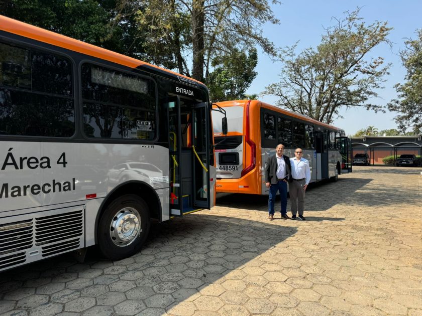 O subsecretário de Operações da Semob, Márcio Antônio de Jesus (à esquerda), acompanha a fabricação dos ônibus da Marechal, em São Paulo | Fotos: Divulgação/Semob