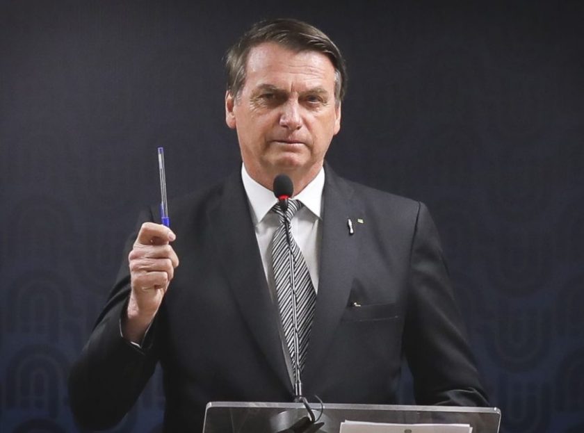 Presidente Jair Bolsonaro, procuradora-geral Raquel Dodog, ministros e a primeira-dama Michelle Bolsonaro na solenidade do programa Pátria Voluntaria. A primeira-dama Michelle Bolsonaro vai presidir o conselho do Programa Nacional de Incentivo ao Voluntariado “Pátria Voluntária”, composto por 12 ministros e 11 membros da sociedade civil, entre eles, a cantora Elba Ramalho e a mulher do ministro Sergio Moro (Justiça e Segurança Pública), Rosângela Moro, além da irmã do ministro Paulo Guedes (Economia), Elizabeth Guedes.Presidente. Brasilia, 09-07-2018. Foto: Sérgio Lima/PODER 360