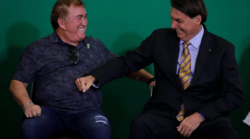 JairBolsonaro-EMBRATUR-54Anos-GilsonMachado-FloriamnoPeixoto-MichelleBolsonaro-17Nov2020-127-868x644-1