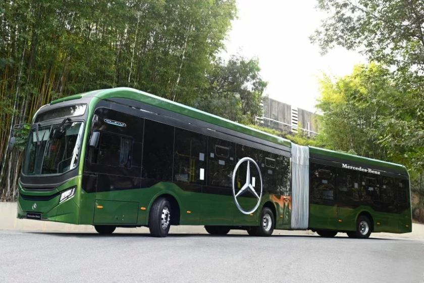 Ônibus elétrico articulado da Mercedes-Benz deve chegar ao mercado em 2026. Foto: Divulgação/Mercedes-Benz.