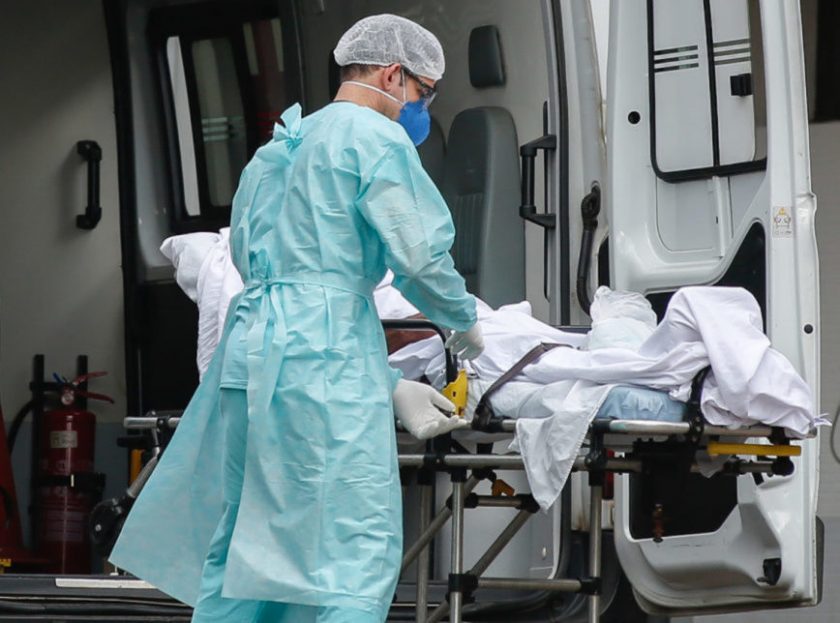 Paciente chegando de ambulância no Hospital Regional da Asa Norte, hospital referência no tratamento da COVID-19 em Brasília.  Sérgio Lima/Poder360 09.01.2021