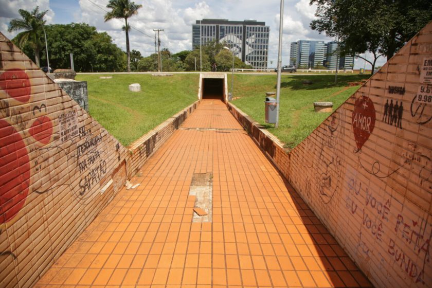 Trabalhos começaram pela passagem da 102 Norte, que, como várias outras, tem sido alvo de vandalismo| Foto: Tony Oliveira/Agência Brasília