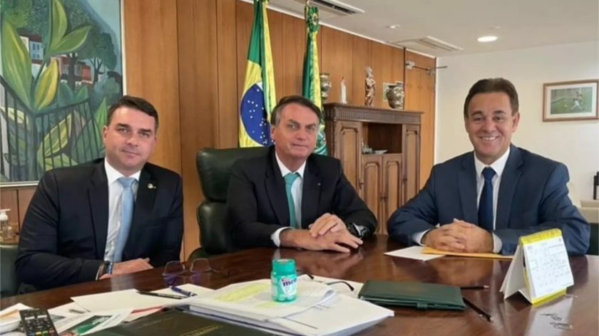 Presidente-Jair-Bolsonaro-recebeu-o-presidente-do-Patriota-Adilson-Barroso-ao-lado-do-filho-Flávio-F