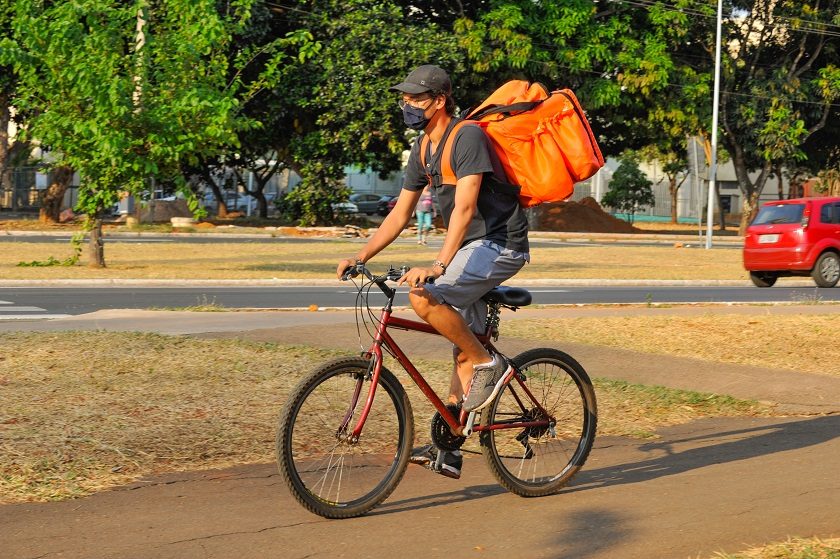 Além dos cursos de qualificação, os trabalhadores ciclistas vão receber artigos como camisa de manga longa, faróis de sinalização noturna, capacete, campainha e tranca | Fotos: Renato Araújo/Agência Brasília