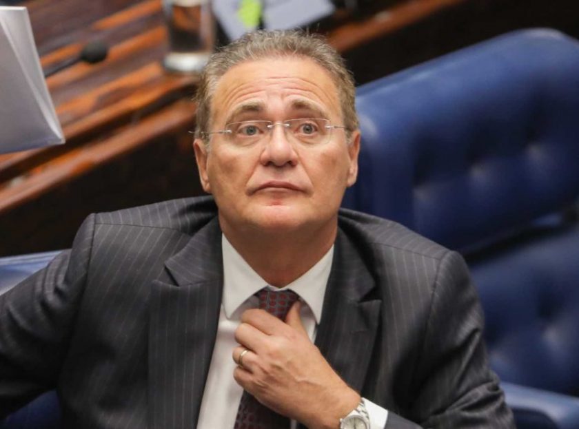 O plenário do Senado aprovou o requerimento de  urgência da análise do ofício do Supremo que afastou o senador Aécio Neves, mas a votação do mérito ficou para terça-feira (2).Foto: Sérgio Lima/PODER 360