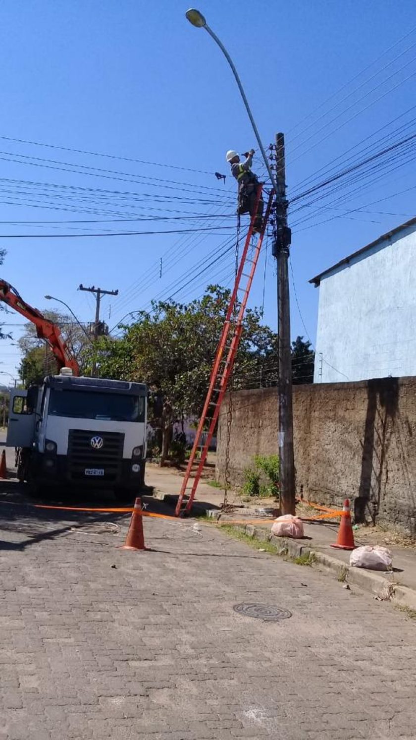 Foto: Colaboradores da Neoenergia Distribuição Brasília realizam manutenção preventiva com troca de componentes elétricos