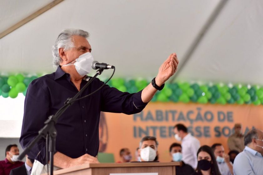 Fotos: Hegon Corrêa

Legenda 1:
Em Valparaíso, o governador Ronaldo Caiado entrega 474 moradias: “São R$ 7,1 milhões que o Estado arrecadou em forma de imposto, que nós estamos transferindo para todas as famílias que são proprietárias aqui”