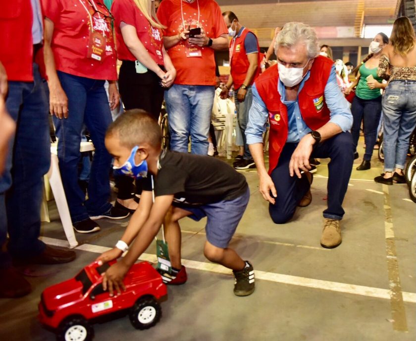 Foto: Cristina Cabral

Legenda:
O governador Ronaldo Caiado durante distribuição de Brinquedos do Natal do Bem, iniciativa que beneficia meio milhão de crianças, em Goiás: em Aparecida de Goiânia, 15 mil serão entregues durante Mutirão Iris Rezende, nos dias 11 e 12 de dezembro, no Bairro Independência