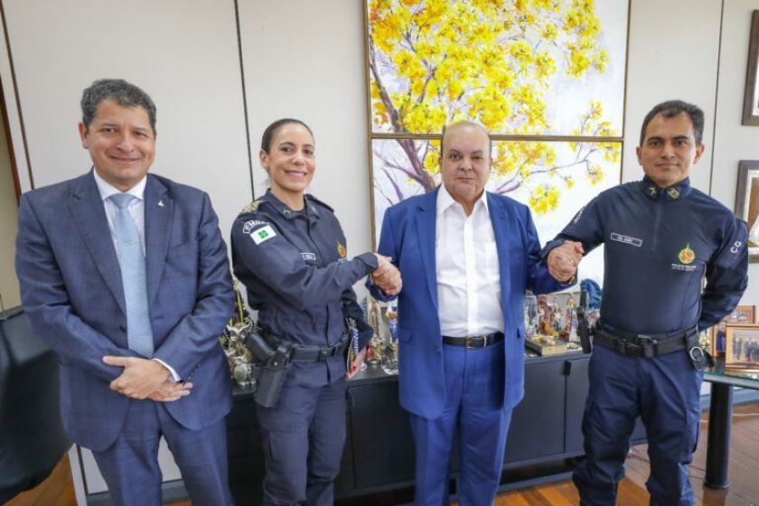 Governador Ibaneis Rocha recebe em seu gabinete o secretário Sandro Avelar e os novos comandante-geral, coronel Adão Teixeira, e subcomandante-geral, coronel Ana Paula Barros Habka | Fotos: Renato Alves/Agência Brasília