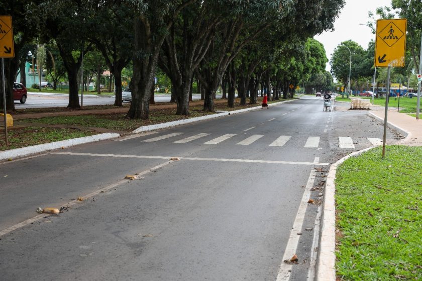 Sinalização na Avenida das Mangueiras foi concluída após a recuperação asfáltica e reforça segurança no trânsito | Foto: Matheus H. Souza/Agência Brasília