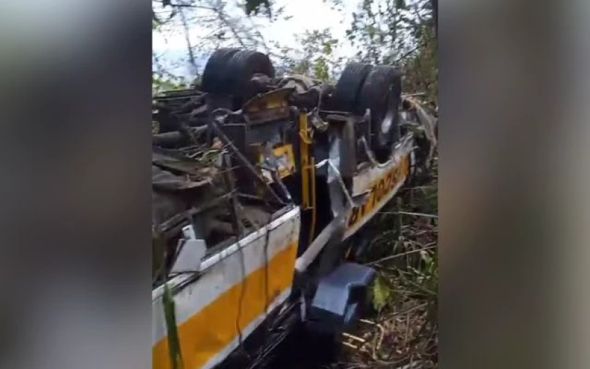 ônibus transportava 40 pessoas - Foto: reprodução das redes sociais/X