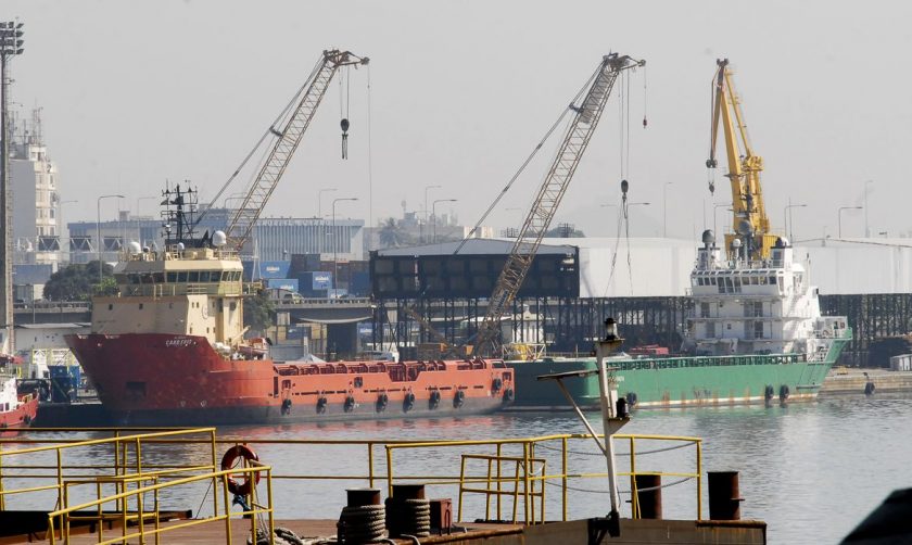 Atracação de navios no Caís do Porto do Rio de Janeiro, guindaste, container. Foto: Ag. Brasil