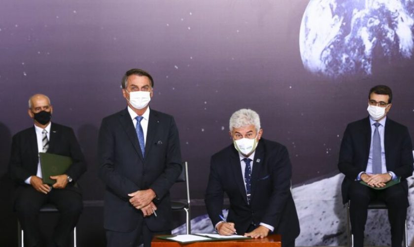 O presidente Jair Bolsonaro e o ministro de Ciência, Tecnologia e Inovação, Marcos Pontes, durante cerimônia de assinatura de acordo com os EUA para participar do Programa Lunar Nasa Artemis.