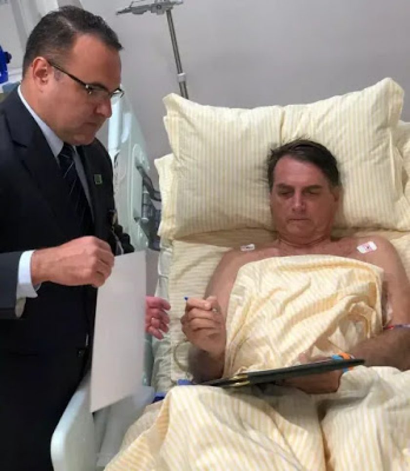 bolsonaro-despacha-hospital-Jorge-Oliveira-Foto-Presidencia-da-Republica-Divulgacao-892x1024.jpg