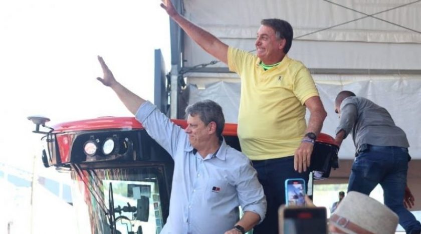 bolsonaro-e-tarcisio-acenam-no-trator-1-800x445
