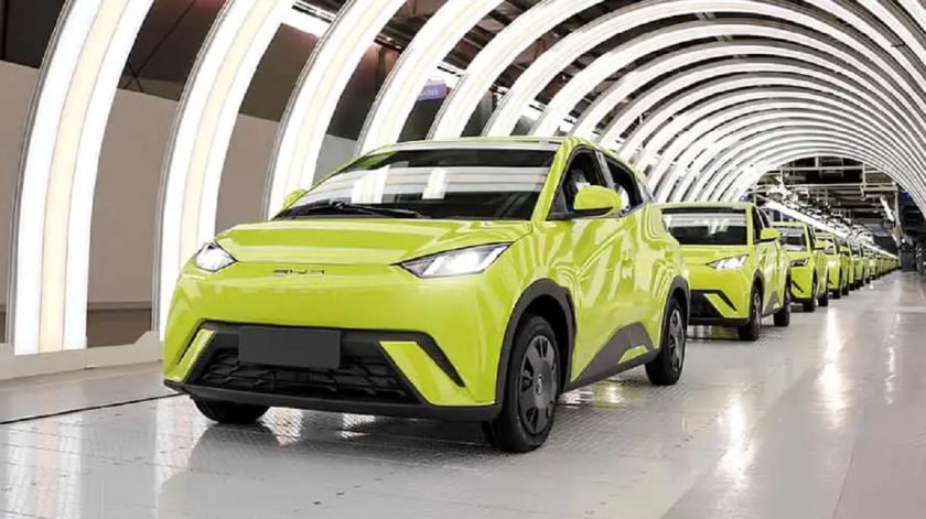 Produção em fábrica do BYD Dolphin Mini (Foto: Divulgação/BYD)