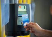 Para aperfeiçoar o atendimento aos passageiros, a Semob criou, neste ano, a Rede Complementar de Pagamento Digital (RCPD), que permite pagar as passagens diretamente nos validadores com cartão bancário de crédito ou débito - Foto: SEMOB