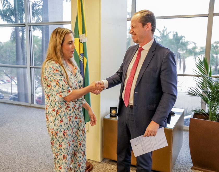 Ofício encaminhado ao ministro Flávio Dino pedindo o apoio da Força Nacional de Segurança Pública ao Distrito Federal foi entregue pela governadora em exercício, Celina Leão, ao secretário-executivo do MJSP, Ricardo Capelli | Foto: Renato Alves/Agência Brasília