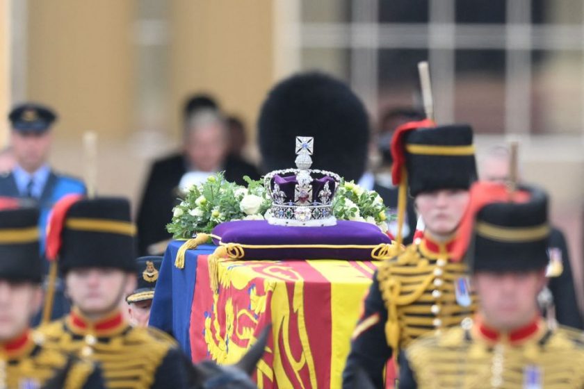 O caixão da rainha apresenta uma coroa imperial do estado e uma coroa de flores brancas - Foto: reprodução