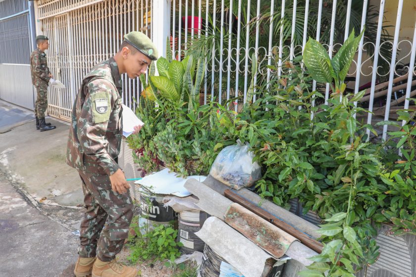 Assim como os agentes da Vigilância Ambiental, militares fazem visitas e orientam os moradores a redobrar os cuidados | Fotos: Paulo H. Carvalho/Agência Brasília