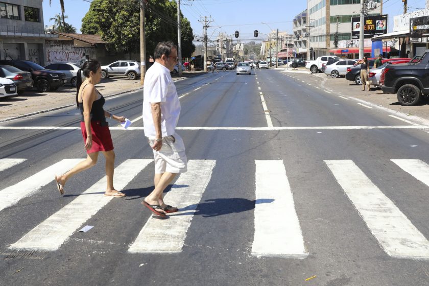 A manutenção da faixa de pedestre e de outras sinalizações trazem segurança para os motoristas e para quem atravessa a rua |Fotos: Paulo H. Carvalho/Agência Brasília
