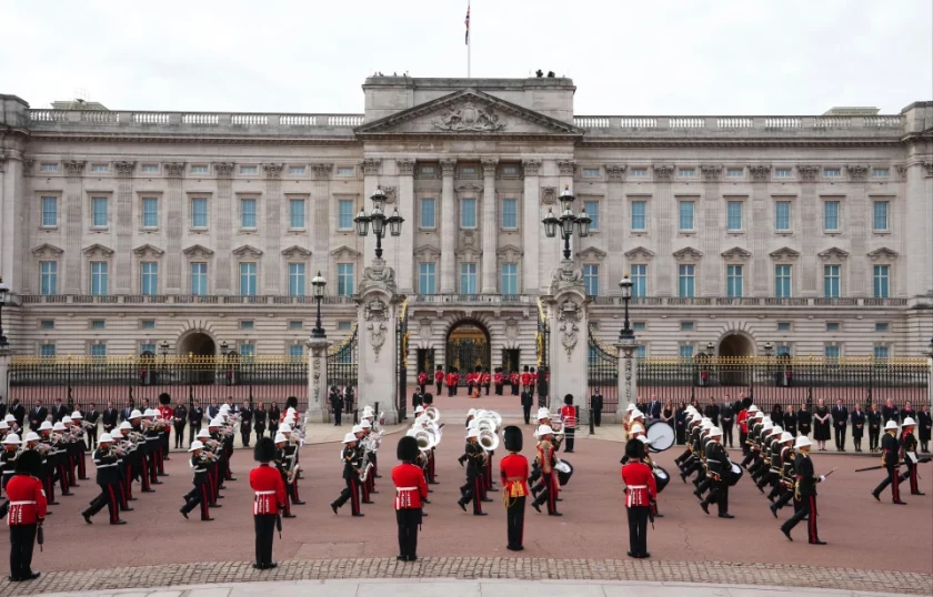 A Banda dos Royal Marines passa pelo Palácio de Buckingham - Foto- Reprodução