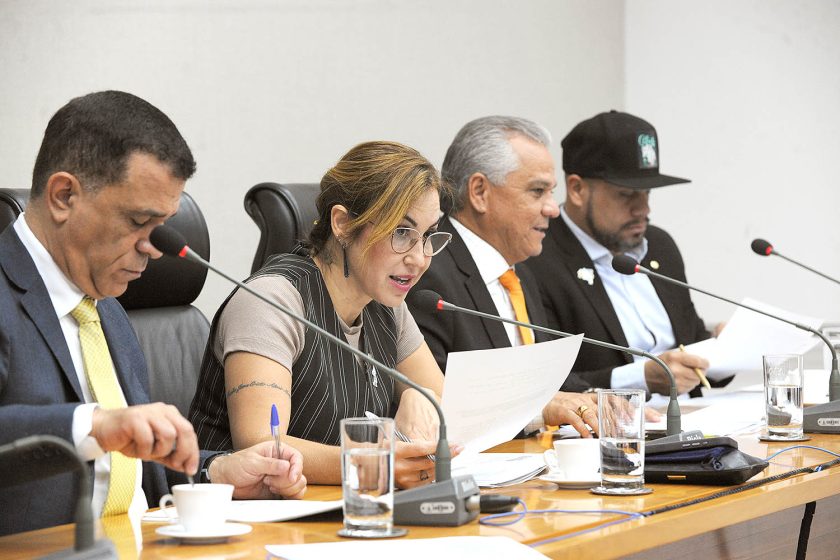 Proposta, de autoria do deputado Martins Machado (à esquerda), busca fomentar a utilização do transporte coletivo - Foto: CLDF