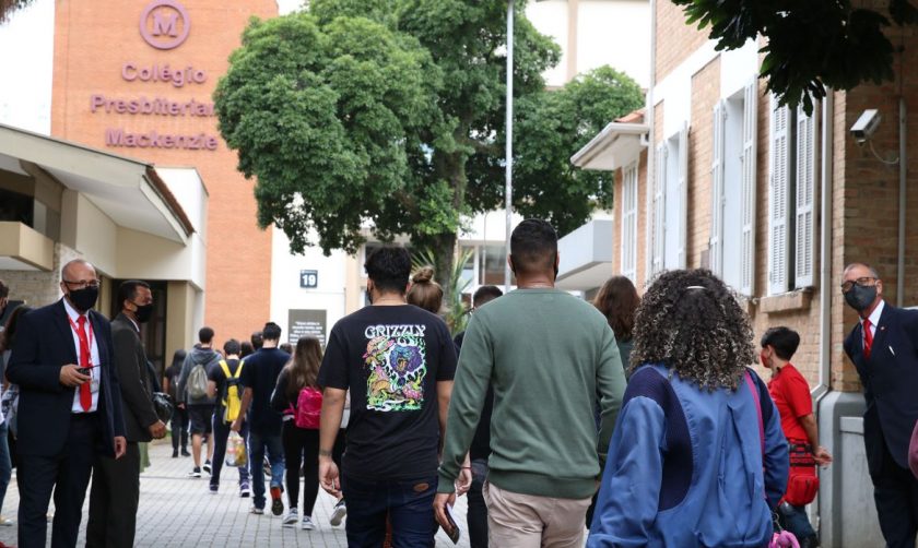 São Paulo - Entrada dos estudates para realização do primeiro dia de provas do Exame Nacional do Ensino Médio - Enem, na Universidade Presbiteriana Mackenzie.