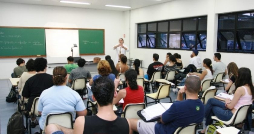 escola-escolas-aluno-alunos-faculdade-enem-prova-estudo-professor-aula-sala-ehfkv418582-1000x530