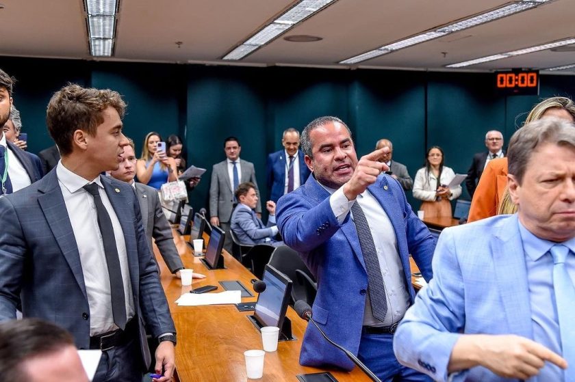 O deputado federal Fred Linhares, que também é jornalista "partiu pra cima" na defesa de liberdade da imprensa -  Foto: redes sociais do deputado