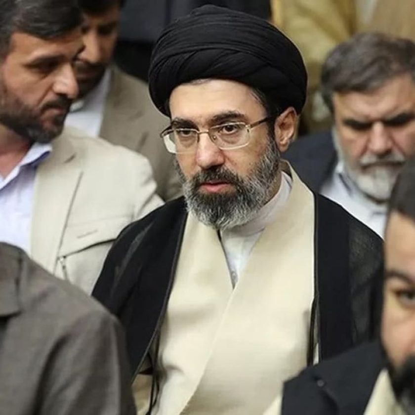 Mojtaba Khamenei, de 56 anos, é um clérigo xiita que ganhou influência política nas últimas décadas, especialmente nos bastidores do poder em Teerã