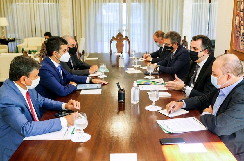 Ao lado de Ibaneis Rocha, do DF (D), Rodrigo Pacheco diz a governadores que a democracia não é negociável

Fonte: Agência Senado - Foto-Pedro Gontijo/Senado Federal