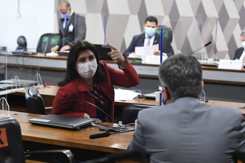 A relatora da PEC da reforma eleitoral, Simone Tebet, na reunião da CCJ nesta quarta
Roque de Sá/Agência Senado

Fonte: Agência Senado