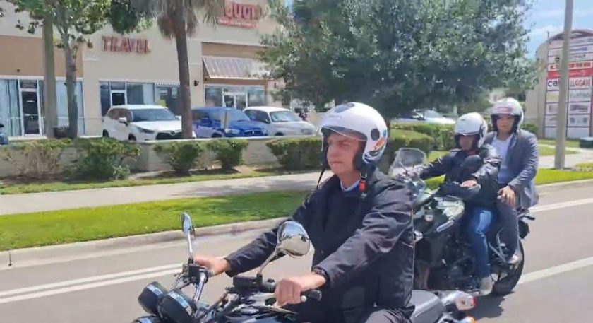 O presidente Jair Bolsonaro participou de uma motociata com apoiadores em Orlando, na Flórida, na manhã deste sábado (11). Um grupo de motociclistas brasileiros se reuniu em uma rua para seguir o chefe do Executivo, que liderou a comitiva. Bolsonaro fez discurso aos apoiadores que se reuniram ao redor dele. "Com uma aproximação com o atual presidente [Joe Biden], bons frutos colheremos para todos nós." FOTO: Reprodução