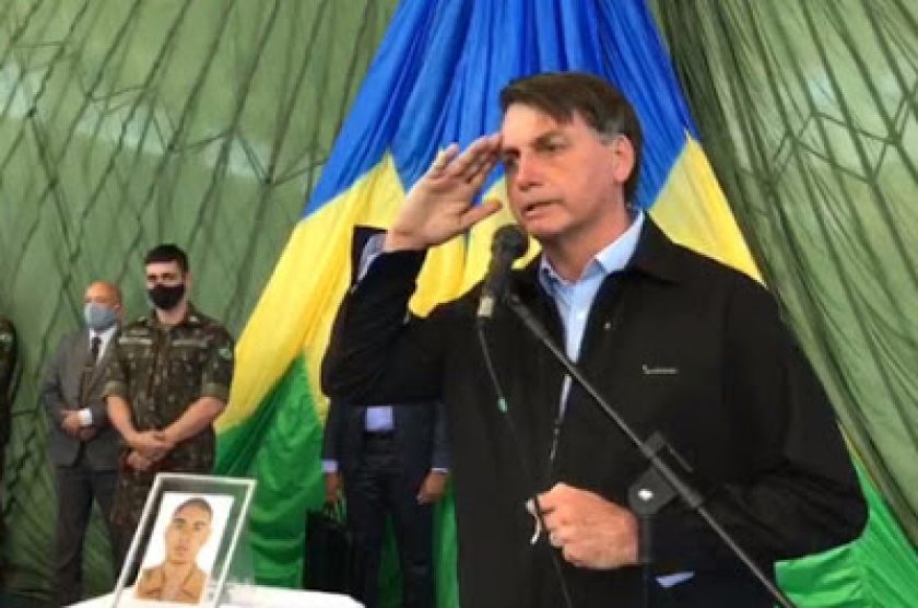 jair-bolsonaro-presta-homenagem-a-paraquedista-morto-no-rio-DFMOBILIDADE.jpeg