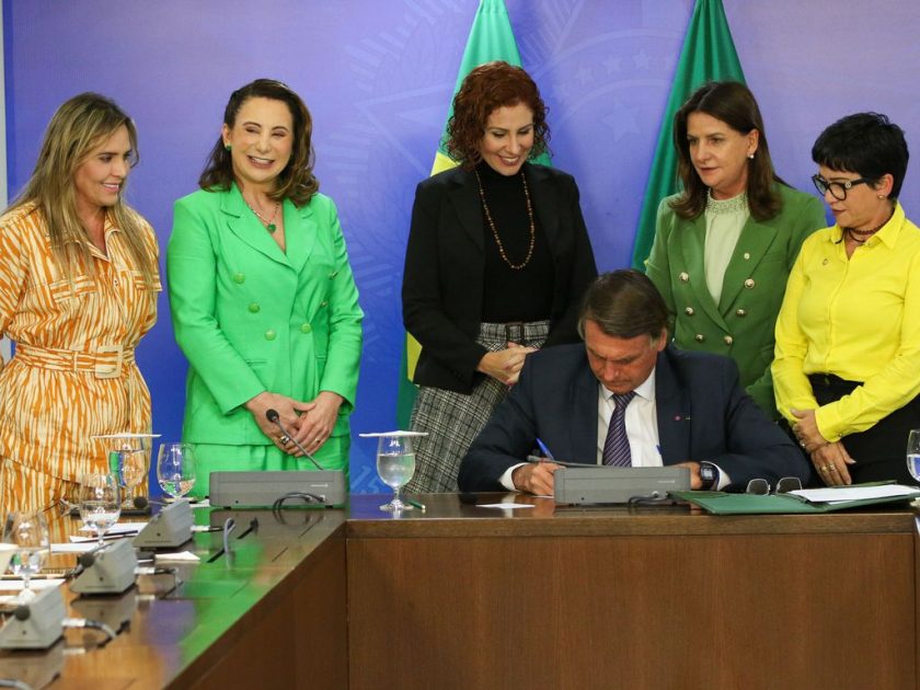 O presidente da República, Jair Bolsonaro, acompanhado de parlamentares da  bancada feminina da Câmara dos Deputados, sanciona o Projeto de Lei 1360/21, denominado Henry Borel - Foto: Reprodução