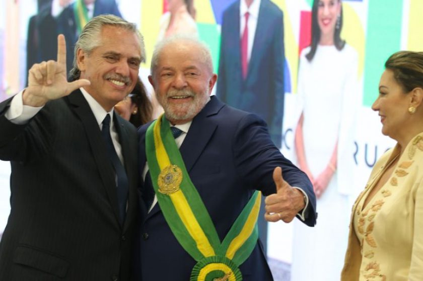 O presidente da Argentina, Alberto Fernánde, cumprimenta o presidente Luiz Inácio Lula da Silva no Palácio do Planalto - Ag. Brasil