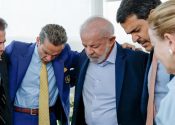 Lula em meio a evangélicos- Foto: reprodução do X