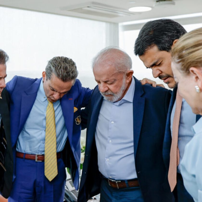 Lula em meio a evangélicos- Foto: reprodução do X