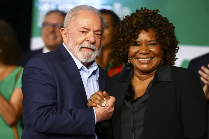 A Comissão de Ética Pública da Presidência da República liberou a ministra da Cultura, Margareth Menezes, para fazer shows.

Segundo a coluna de Lauro Jardim, do jornal O Globo, o colegiado não viu nenhum conflito de interesses na realização dos eventos. Foto: AG Brasil