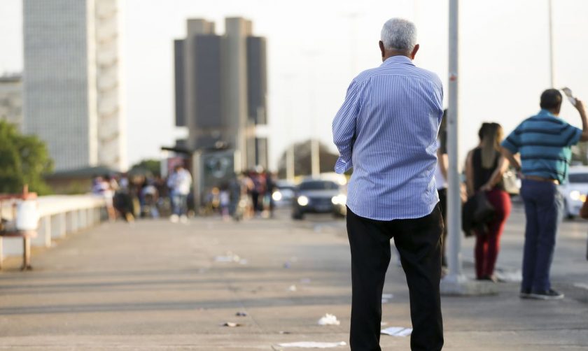 Idosos na região central de Brasília. Foto: Marcelo Camargo - Agência Brasil