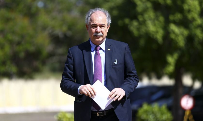 O coordenador dos grupos técnicos da transição de governo, Aloizio Mercadante, chega ao Centro Cultural Banco do Brasil. FOTO_ AG. Brasil