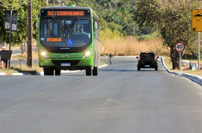 Em Sobradinho, cerca de 1,3 quilômetros de pistas que estavam esburacadas e com várias lombadas viraram um ‘tapete’| Foto: Paulo Henrique Carvalho/Agência Brasília