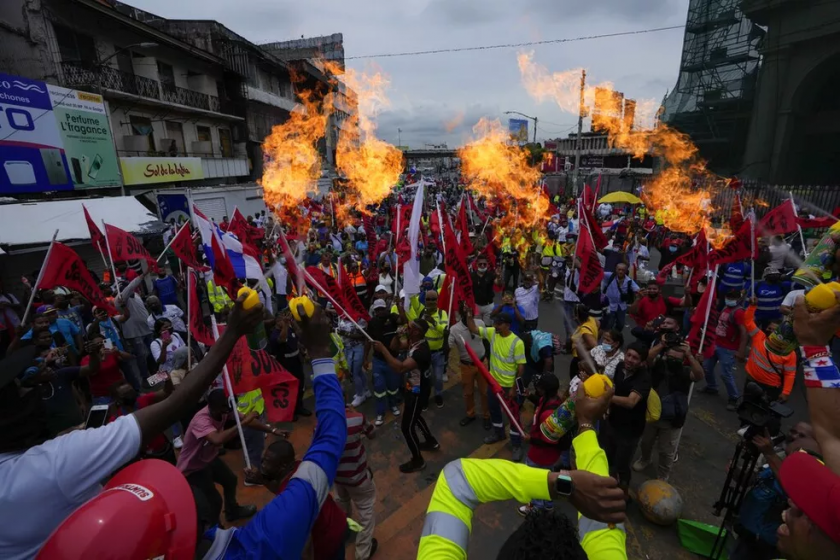 Panamenhos protestam contra alta dos preços do combustível, de remédios e de alimentos, em 20 de julho de 2022. — Foto: AP