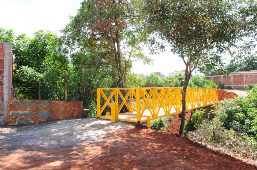 A passarela instalada sobre o Córrego do Meio, inaugurada este ano, facilitou o acesso de 900 alunos à Escola Classe JK | Foto: Paulo H. Carvalho/Agência Brasília