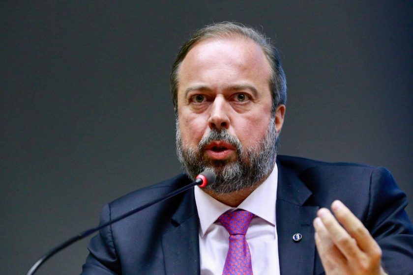 O ministro de Minas e Energia, Alexandre Silveira, comentou a possibilidade de volta do horário de verão durante evento internacional - Foto: MME