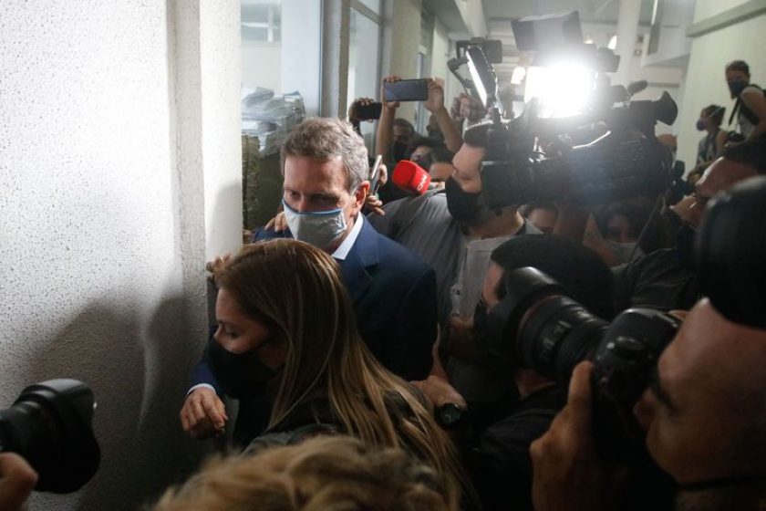 O prefeito do Rio de Janeiro, Marcelo Crivella, deixa a Cidade da Polícia, após ser preso na manhã desta terça-feira (22) em uma ação conjunta entre a Polícia Civil e o Ministério Público do RJ.