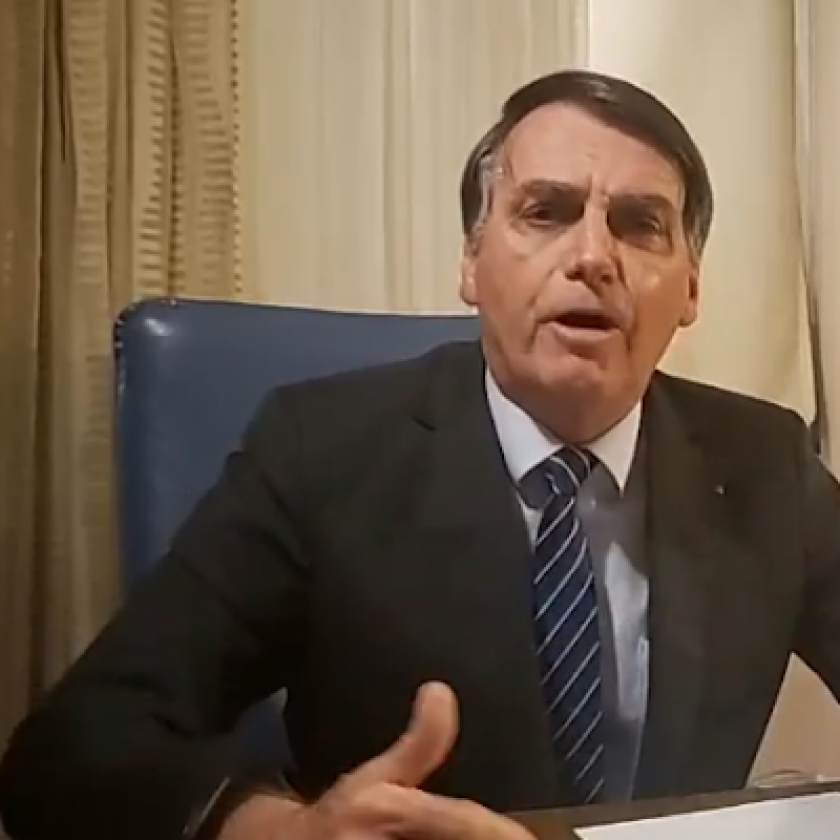 presidente-jair-bolsonaro-se-defende-durante-live-em-suas-redes-sociais-1572453662410_v2_450x450.png