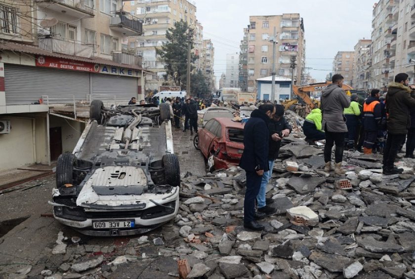 Pessoas procuram sobreviventes nos escombros em Diyarbakir. Foto: Reprodução.